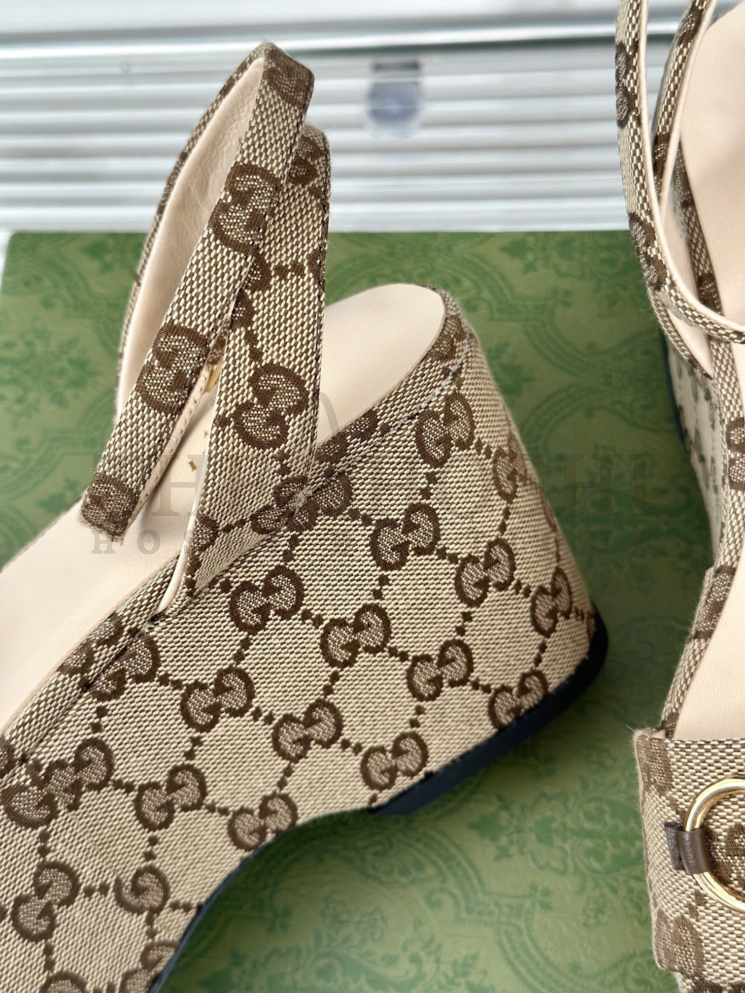 Gvc*1 24S spring/summer runway show Horsebit buckle old flower thick bottom sandals Heel height: 7.5cm Master Quality