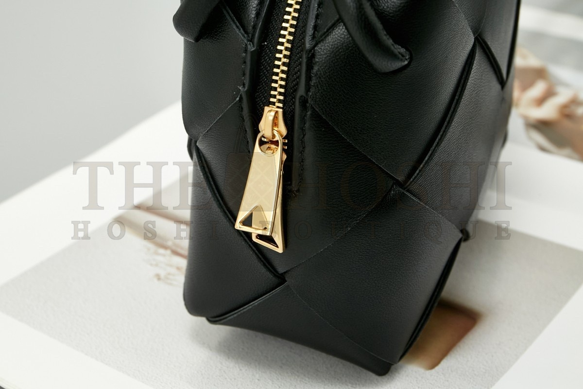 B0tt*ga Ven*ta Mini Cassette Camera Bag In Black Lambskin Master Quality