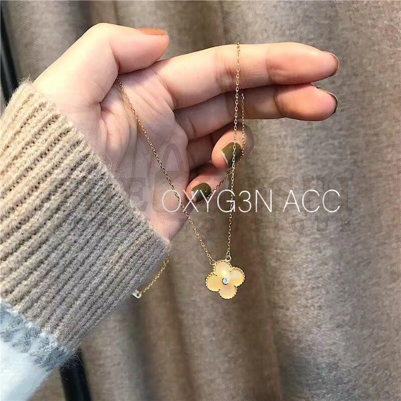 V*n Cl**f & Arpels Gold Mother-of-Pearl Four-Leaf Clover Necklace, Vintage Alhambra pendant Master Quality