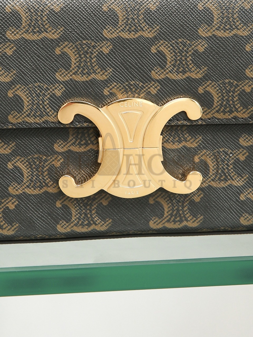 Ce1i*e Triomphe chain shoulder bag in satined calfskin width 20.5 cm, height 11.5 cm, depth 4 cm. Master Quality