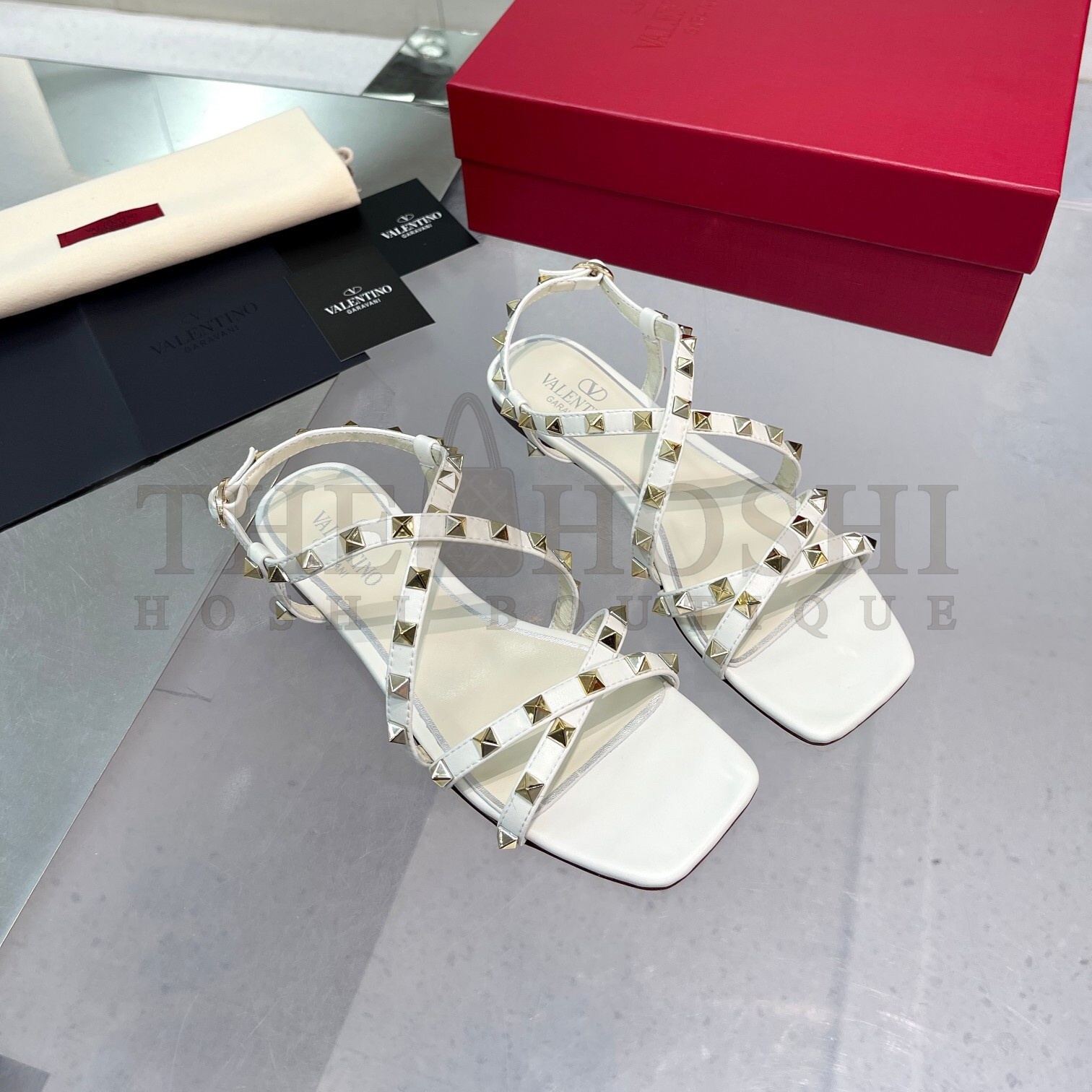 Va1e*ntin0 Rockstud Flat Sandals with Straps in White Leather Master Quality