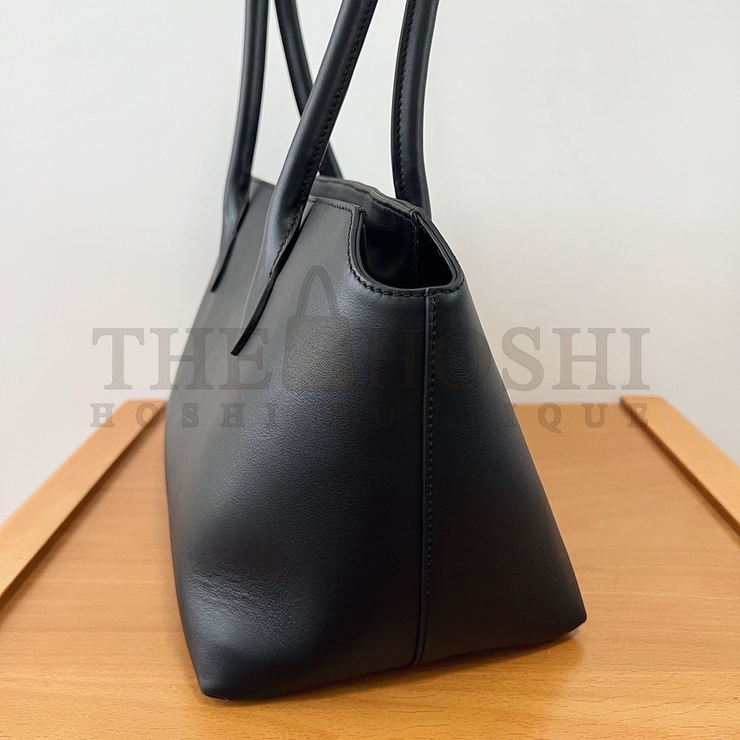 The R0w Terrasse Shoulder Bag in Black Calfskin Master Quality