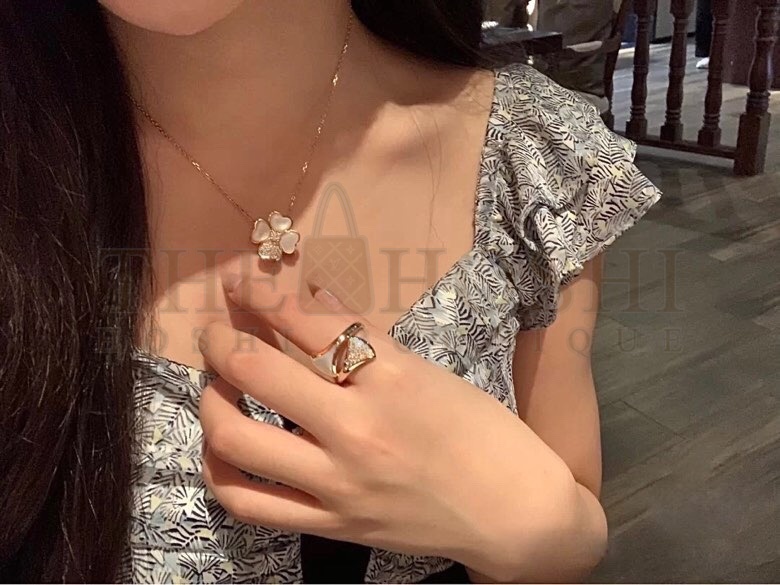 V*n Cl**f & Arpels four-leaf clover necklace, one leaf with D1am0nds Master Quality