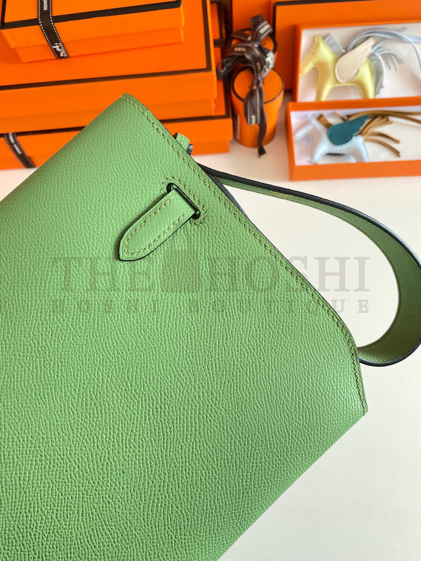 H**me5 Kelly Depeches 25 Pouch in Vert Criquet Epsom Calfskin Master Quality