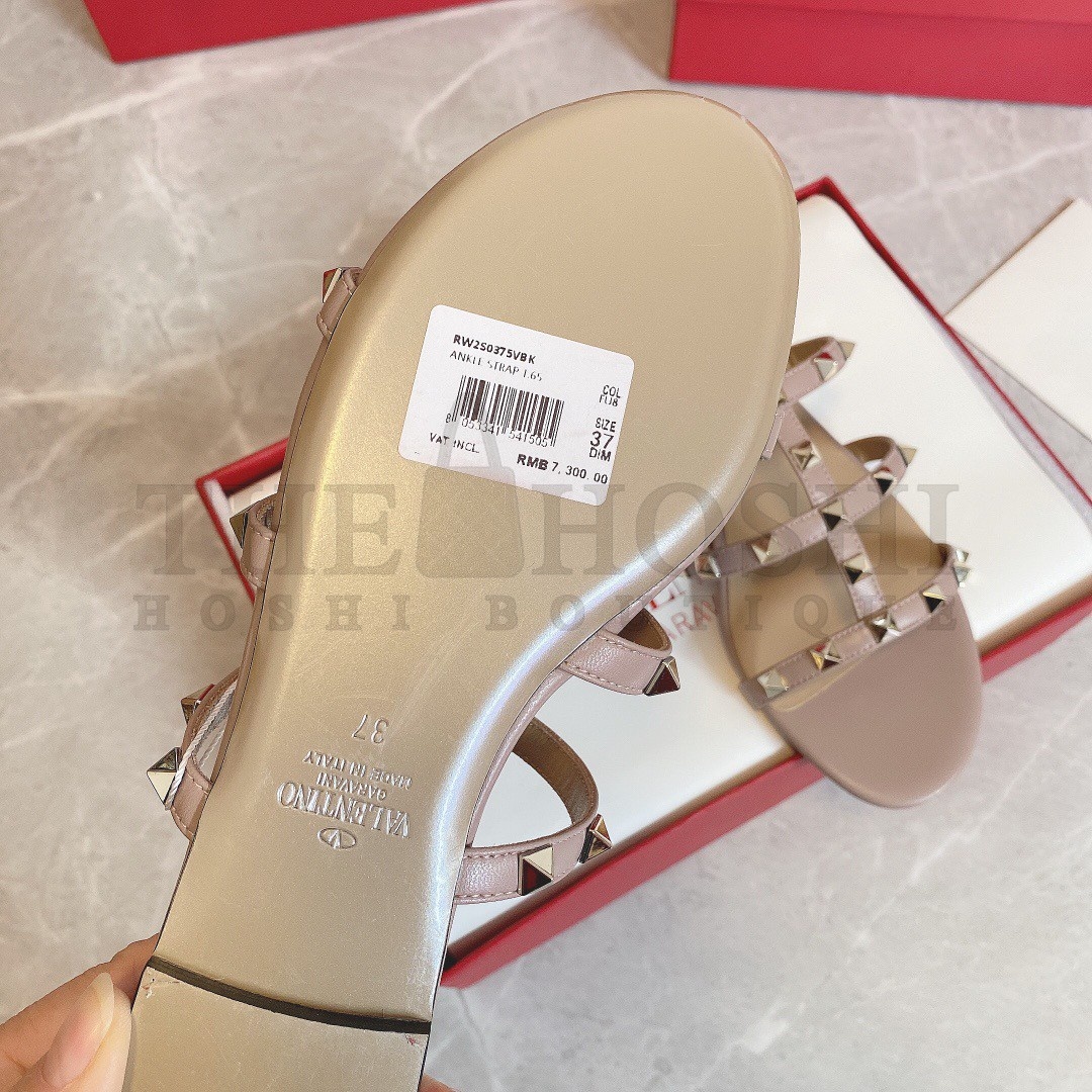 Va1e*ntin0 Garavani Rockstud Flat Sandals In Poudre Calfskin Master Quality