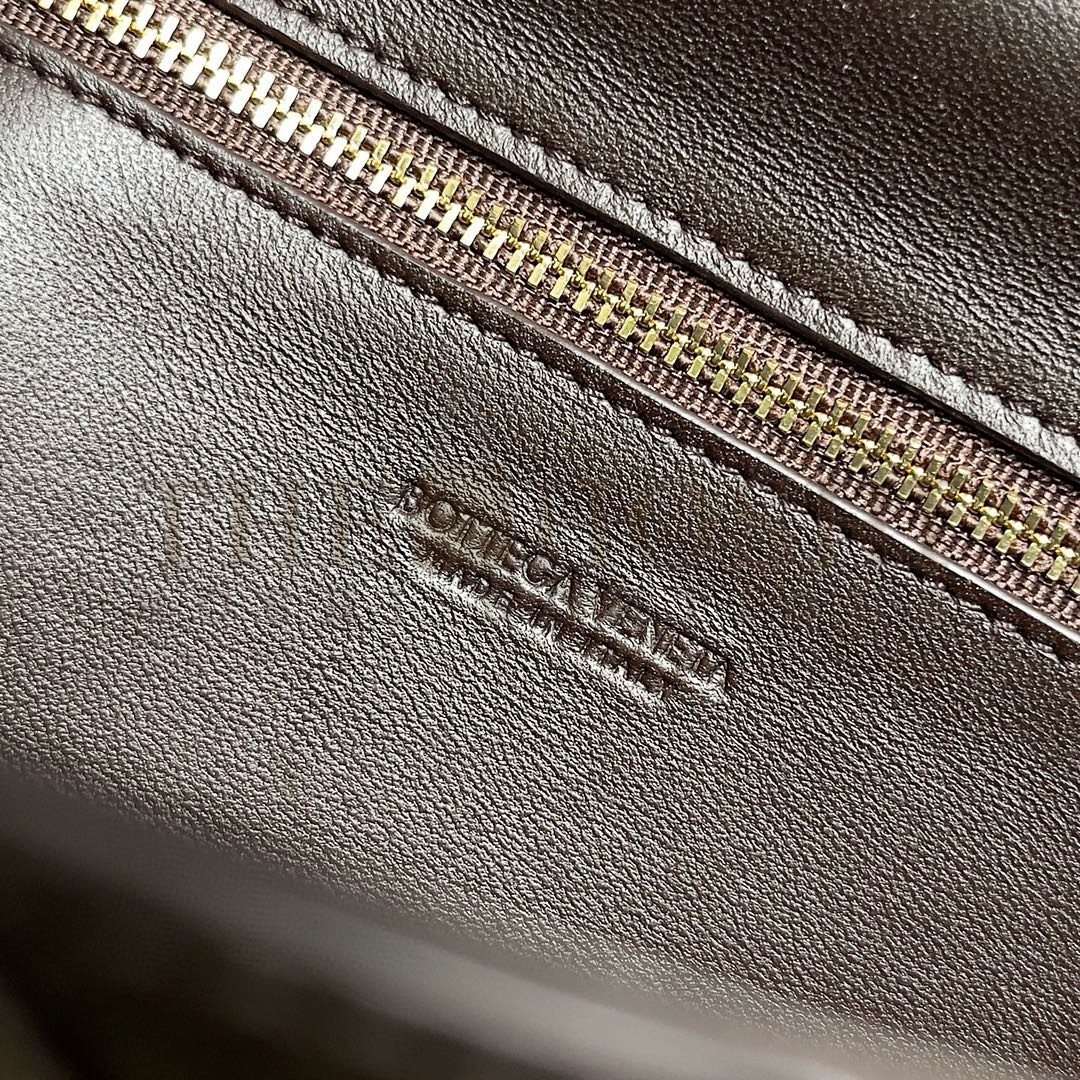 B0tt*ga Ven*ta Andiamo Clutch with Handle in Fondant Intrecciato Lambskin Master Quality