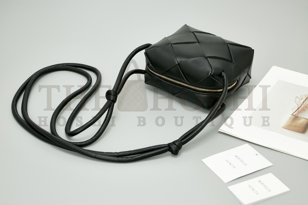 B0tt*ga Ven*ta Mini Cassette Camera Bag In Black Lambskin Master Quality