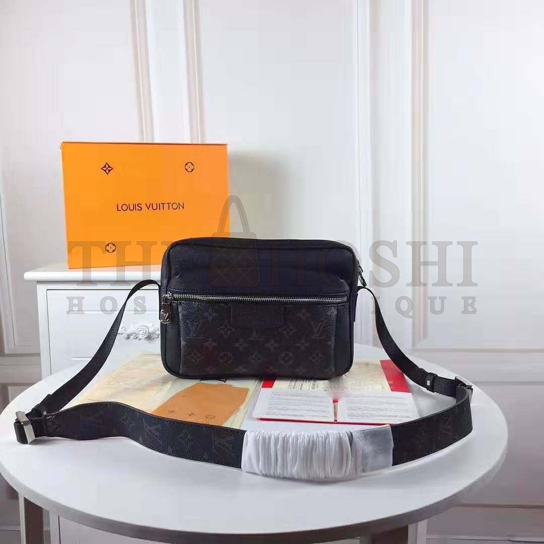 L0vis Vvtt0n LV Men Outdoor Messenger Bag in Taïga Leather with Monogram Canvas-Black Master Quality