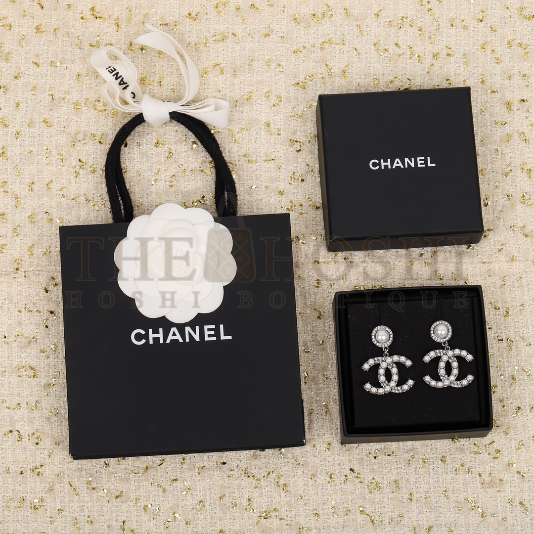 Ch**el CC Logo Earrings Women’s Fortress Collection Pearl & Crystal Stud Earrings Gunmetal Grey | Code 310210089 Master Quality