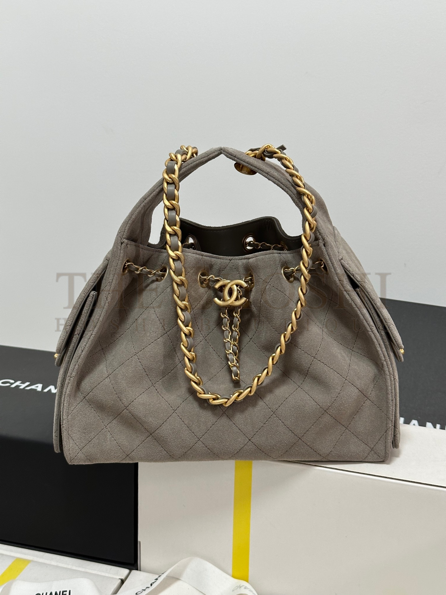 Ch**el 25C AS5631 Hobo Drawstring Bag Gray Sude Leather with Gold Chain 30x26x14cm Master Quality